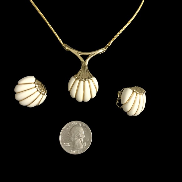 Vintage Shell Pendant Necklace and Clip On Earrings Set - Picture 10 of 13